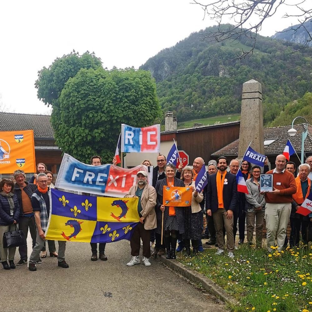 Photo-de-groupe-rencontre-des-souverainistes-Isere